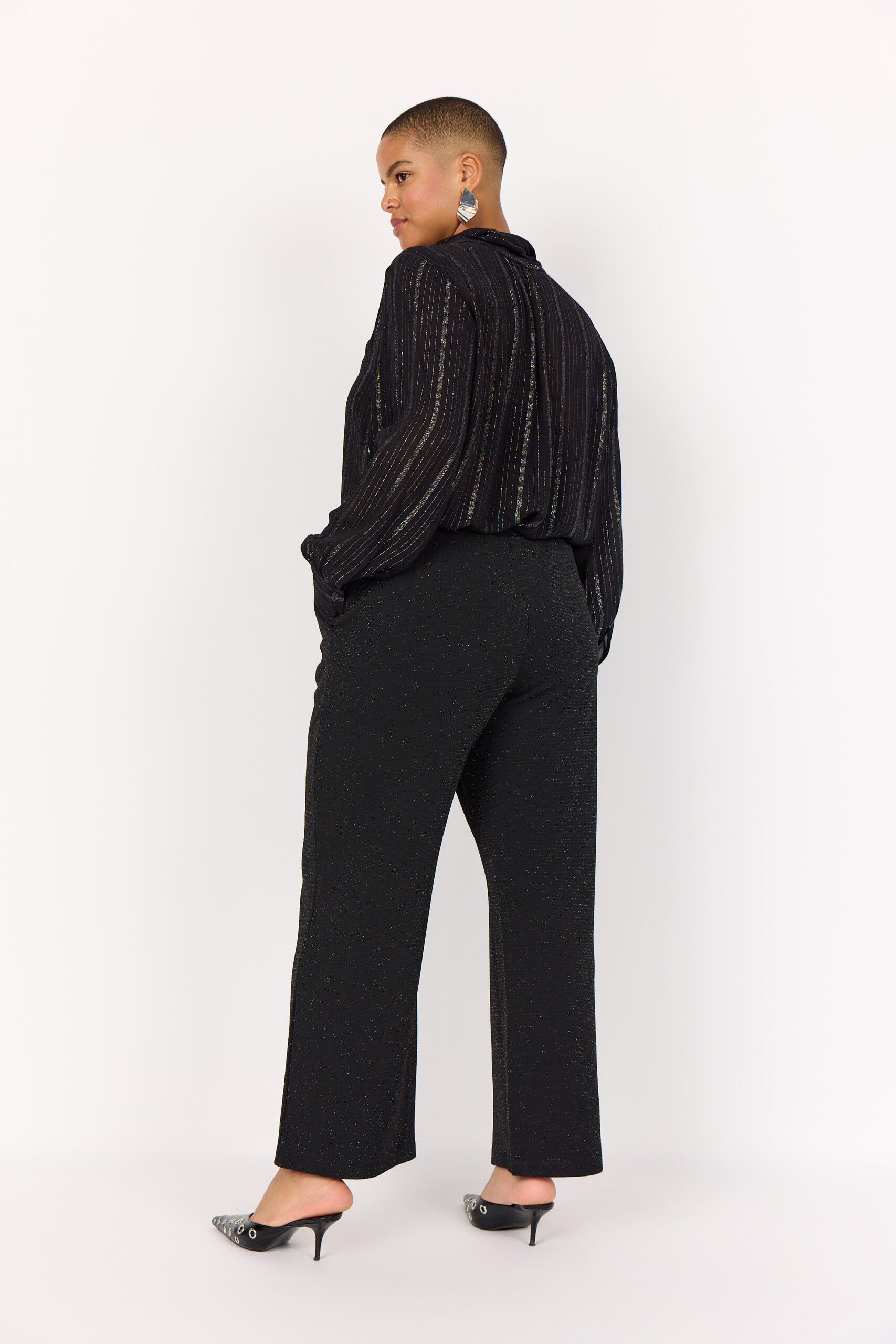 50% LENZING™ ECOVERO™ Viskose, 42% Genanvendt Polyester, 5% Metallic, 3% Elastan