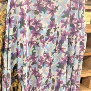 Den skønneste mesh-top med lange ærmer og et smukt farverigt print. Let og strækbart materiale giver en flatterende pasform, perfekt til både hverdag og ...