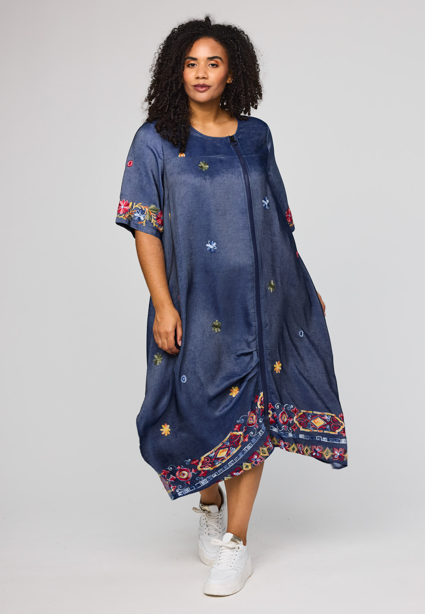 S262839 - Blue denim with red embroidery - Noella kjole Studio