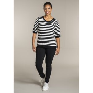 SG152-1 Helsinki sort og offwhite Strik Bluse Sandgaard